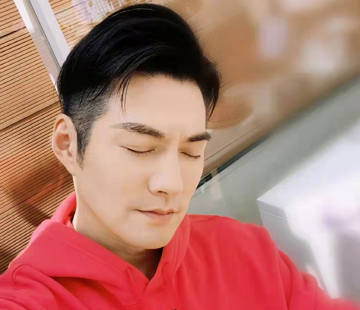 严屹宽近况曝光带老婆外出摆摊身形发福挺肚腩