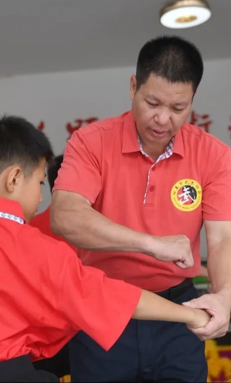 阳江日报记者宋福亮 摄当日,在练习梁方伍系洪拳的小学徒中一个动作