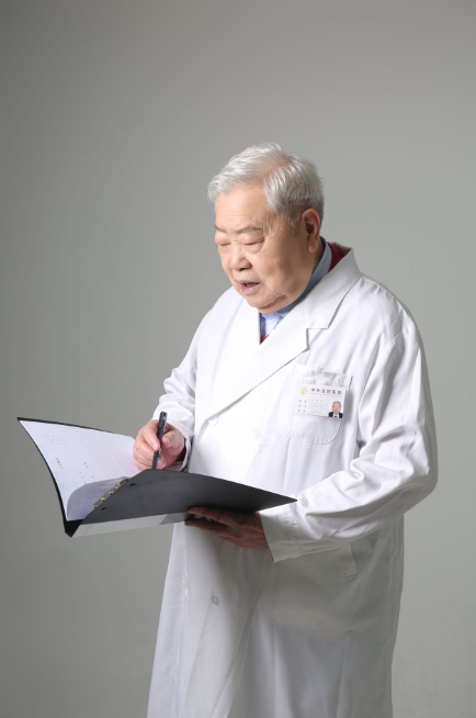 "最美医生"许润三,90多岁高龄仍坚持出诊_腾讯新闻