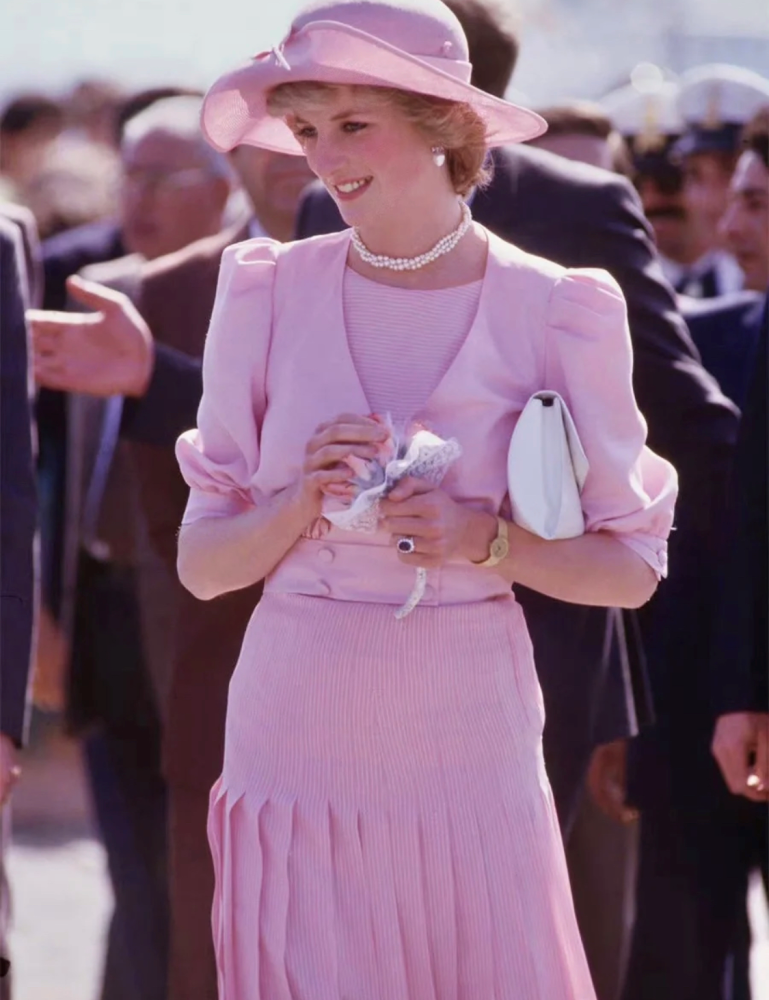 讲真,比起美貌,我更喜欢戴安娜的衣品,时髦特高级值得借鉴-cw资讯网