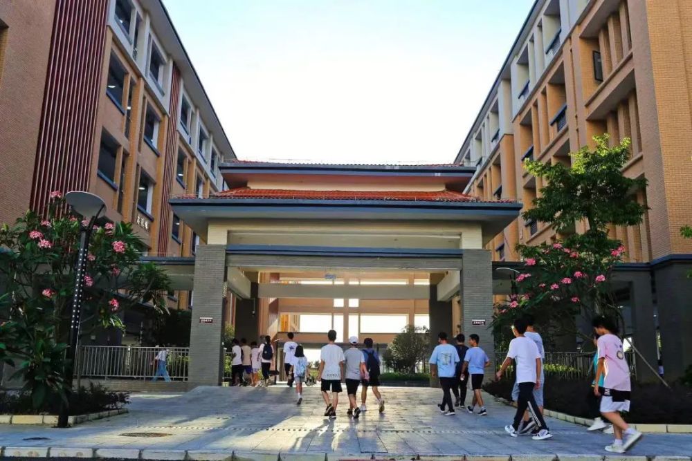 贵港市高级中学招聘21名教师