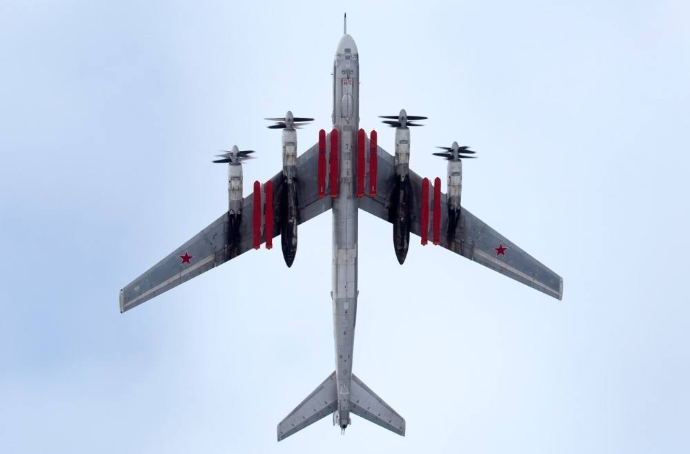 一架图-160战略轰炸机的载弹量可达45吨,基本上是一架重型战斗机的4倍