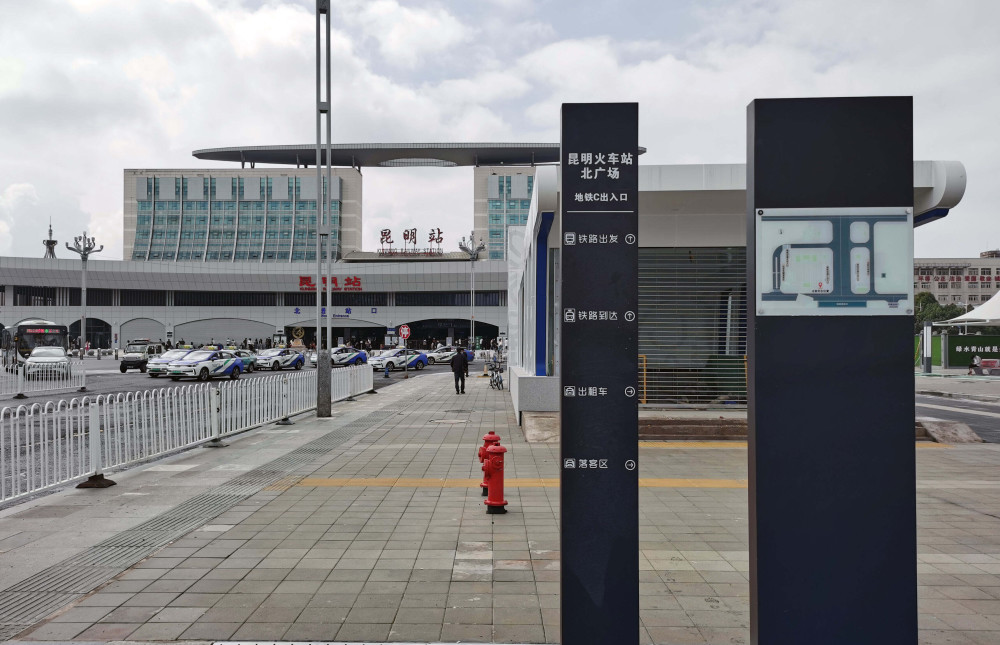 昆明站北广场在建3个地铁出入口