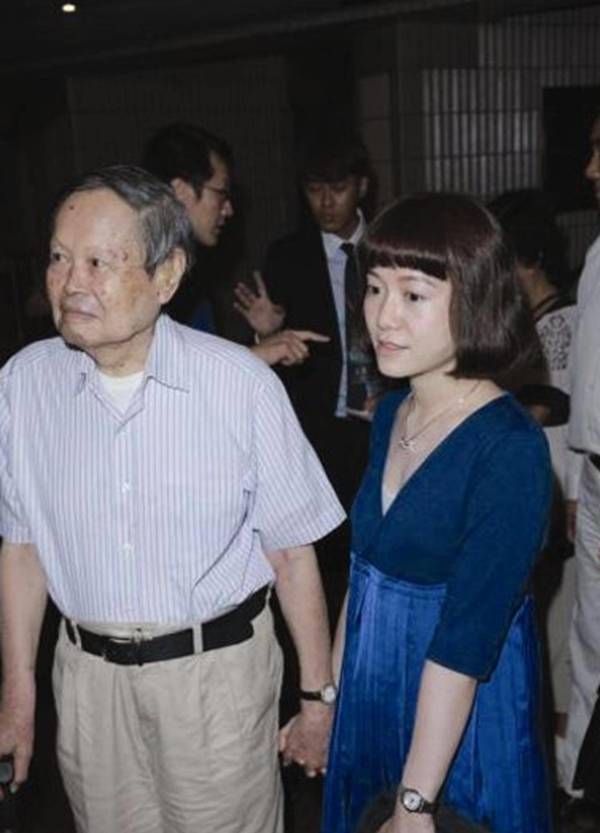 翁帆終於不再沉默了,大膽說出了當年28歲的她嫁給82歲的楊振寧的內幕