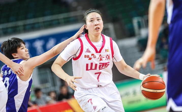 女篮世界冠军吴迪晒婚纱照与帅气男友郎才女貌肩膀纹玫瑰太刺眼