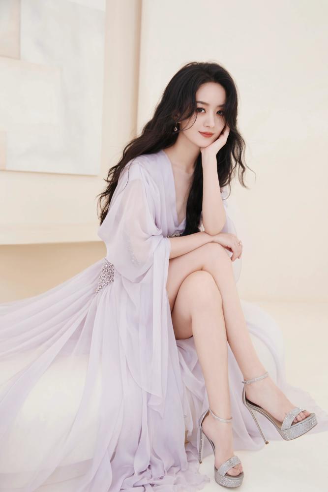 赵丽颖越来越美了,一袭薄纱长裙温婉大方,气质提升太多插图2