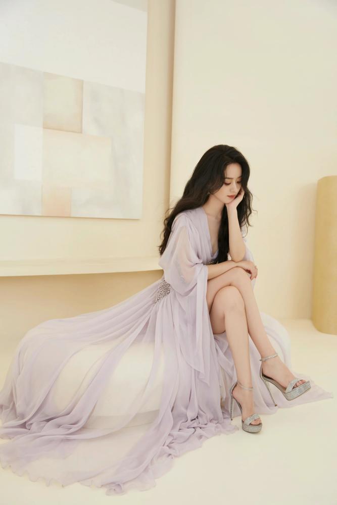 赵丽颖越来越美了,一袭薄纱长裙温婉大方,气质提升太多插图3