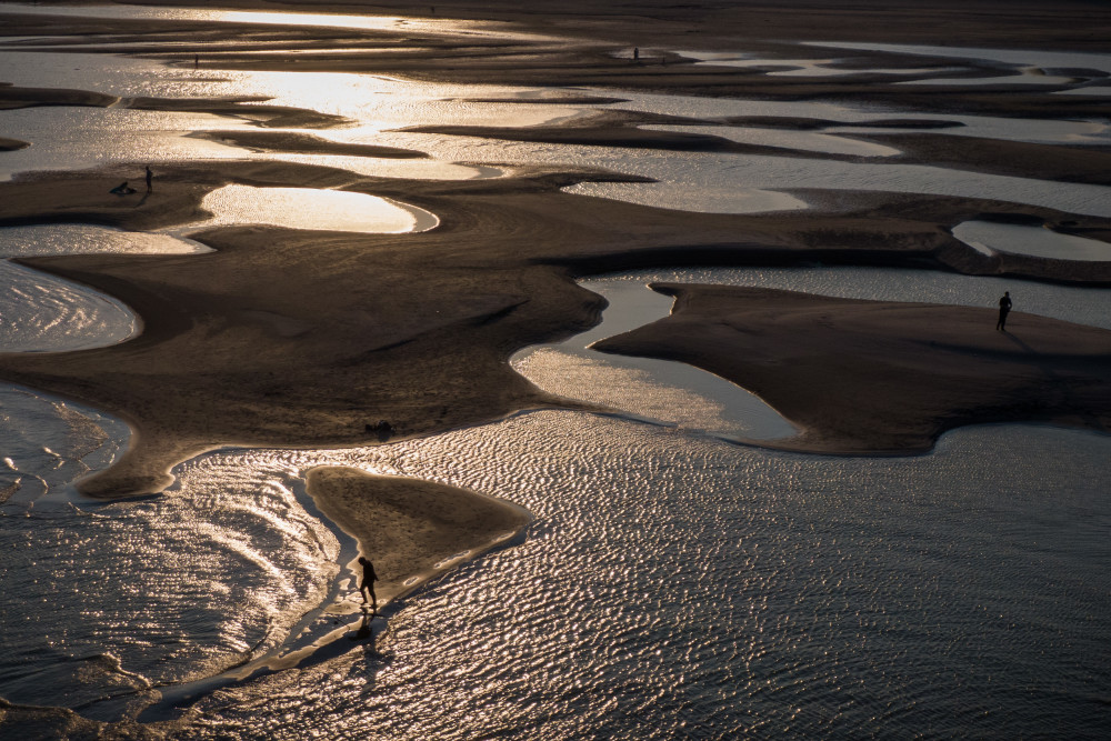 长江武汉段水位持续消退 大片滩涂露出江面
