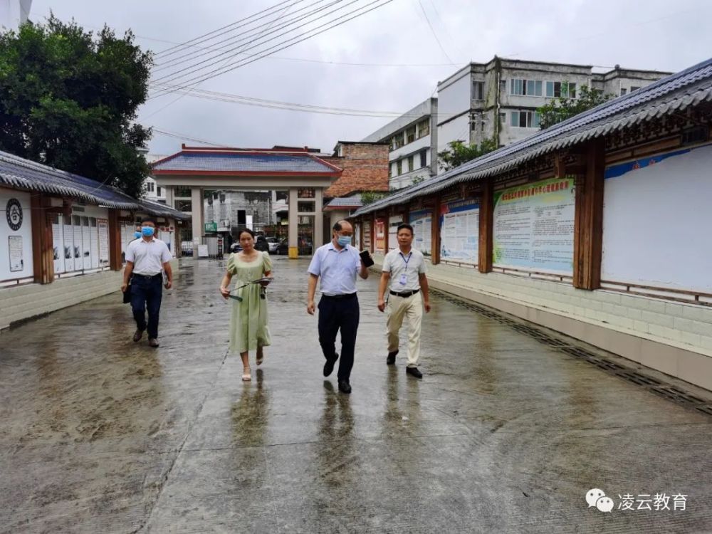 凌云县人民政府副县长肖国权到玉洪瑶族乡初级中学调研