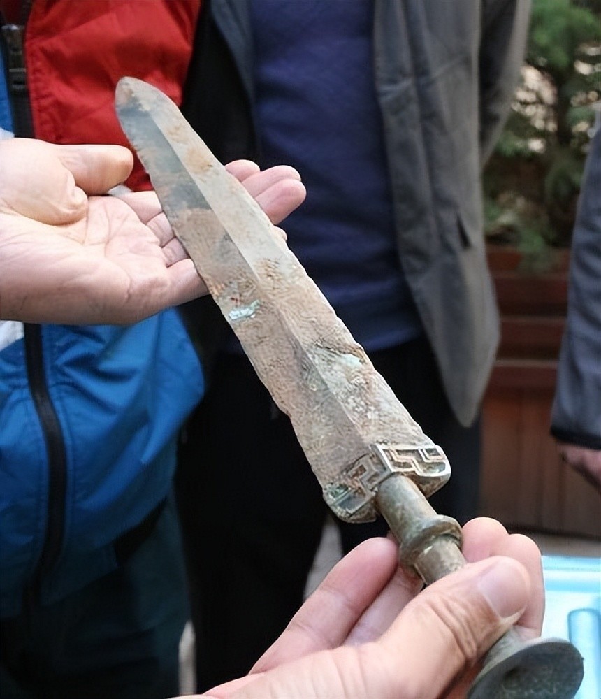 毕竟不懂文物,所以也就让这些古董贩子看看这究竟是什么时候的古剑