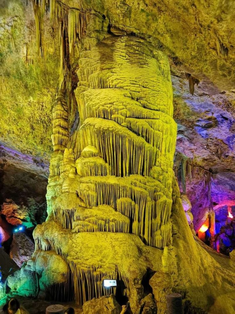 大河南也有典型的溶洞表面蜿蜒曲折但却有独特的美感