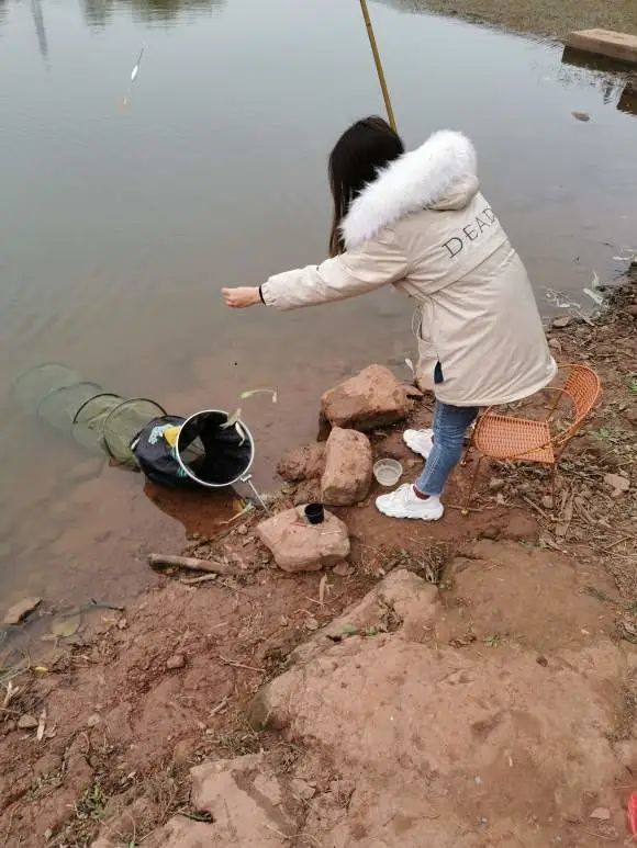 钓鱼人的老婆被忽悠瘸了