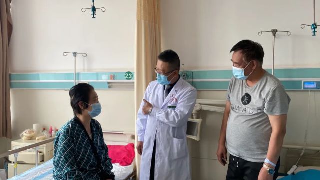 “粉红丝带”里的精医与公益担当——记甘肃省第三人民医院乳房肿瘤整形科主任赵鹏_腾讯新闻