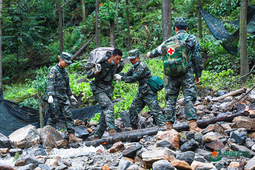 直击抗震救灾一线丨"孤岛"救援,刻不容缓