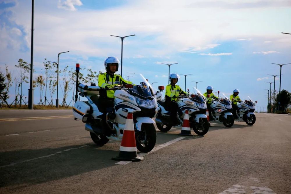 黑河交警铁骑上路炫技,有被帅到