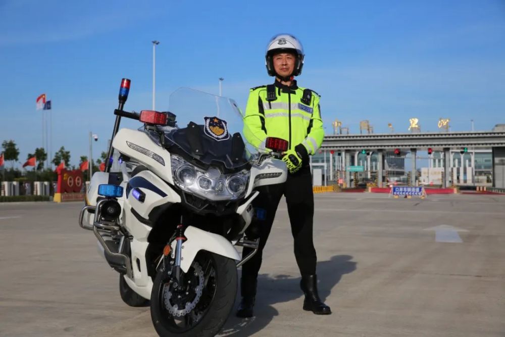 黑河交警铁骑上路"炫技",有被帅到_腾讯新闻