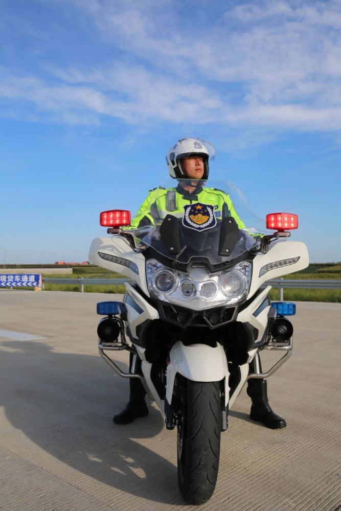 黑河交警铁骑上路"炫技",有被帅到_腾讯新闻