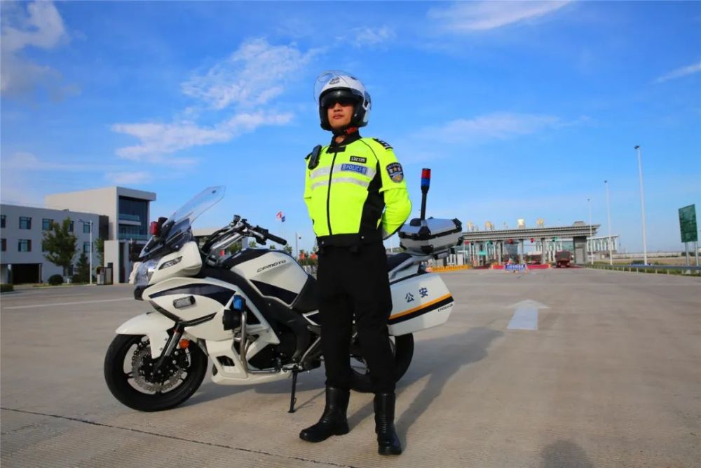 超飒黑河交警铁骑上路炫技有被帅到