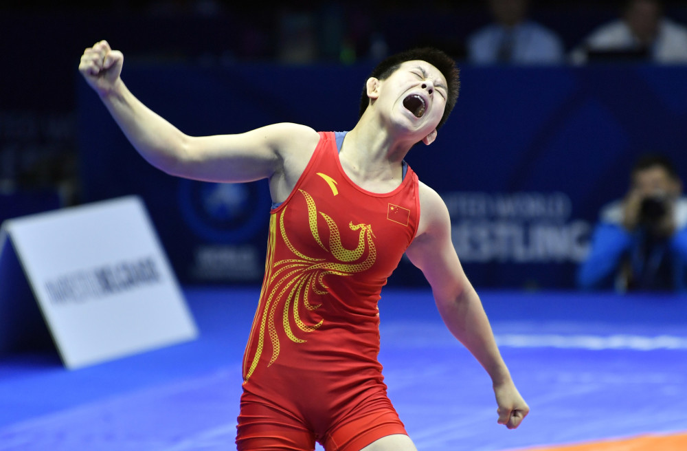 9月13日,中国选手谢梦宇在女子自由式摔跤55公斤级铜牌争夺战中战胜
