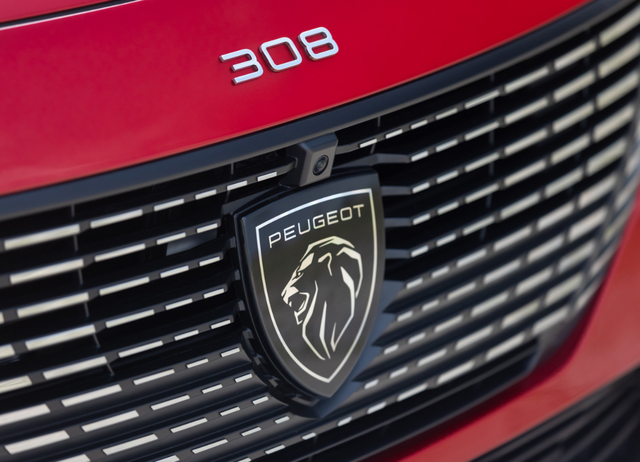 包括极具侵略性的獠牙灯光,还有全新更换的盾牌狮子头车标logo,车身