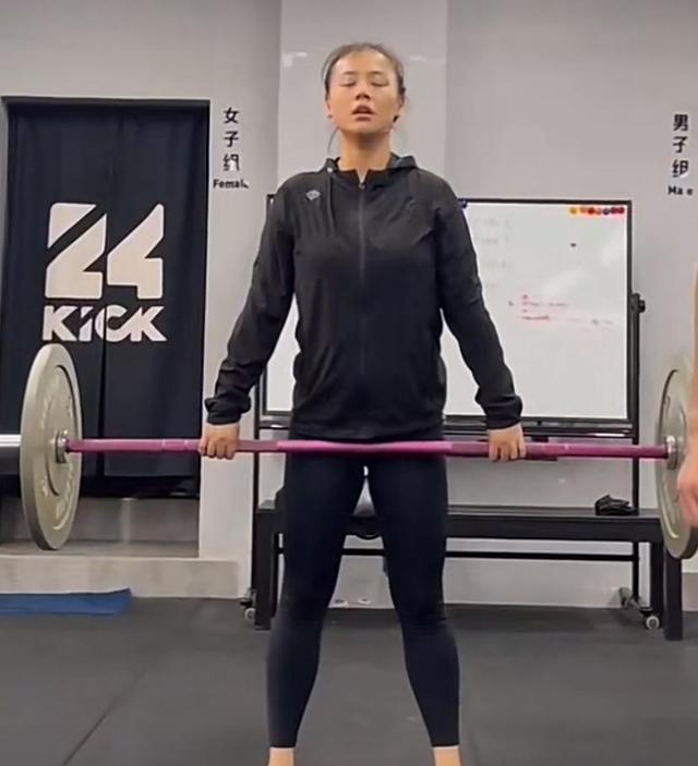 马思纯分享健身视频!脸颊泛红满头大汗,首次回应生子传闻引关注