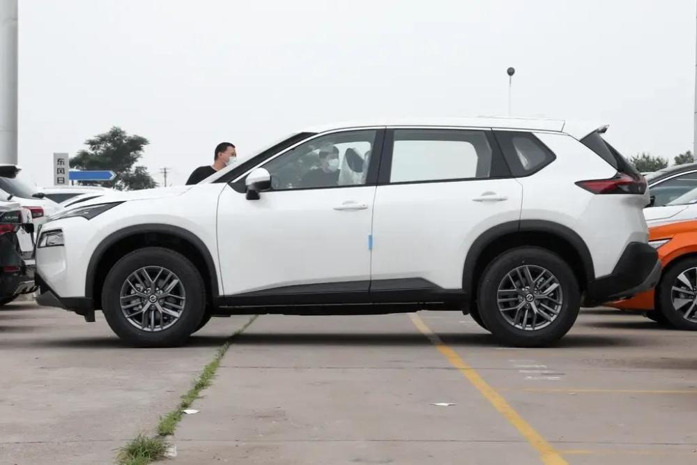 2022款奇骏星月限定版上市,搭载1.5t三缸发动机,售价17.99万_腾讯新闻