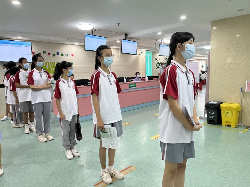 首日上午,肇庆市第二中学52名初一女生来到端州区城西社区卫生服务
