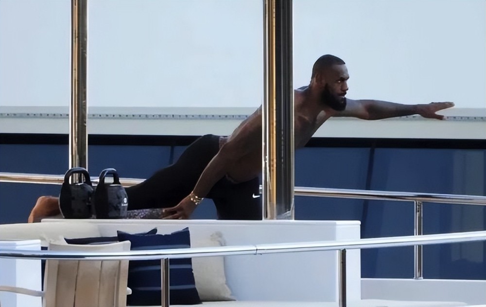 变态的自律詹姆斯豪华游轮上光膀子撸铁练深蹲肌肉真结实