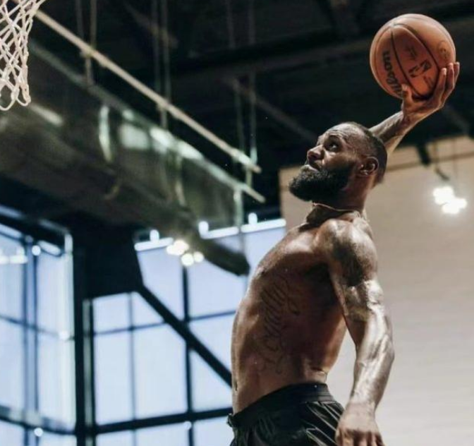 变态的自律詹姆斯豪华游轮上光膀子撸铁练深蹲肌肉真结实