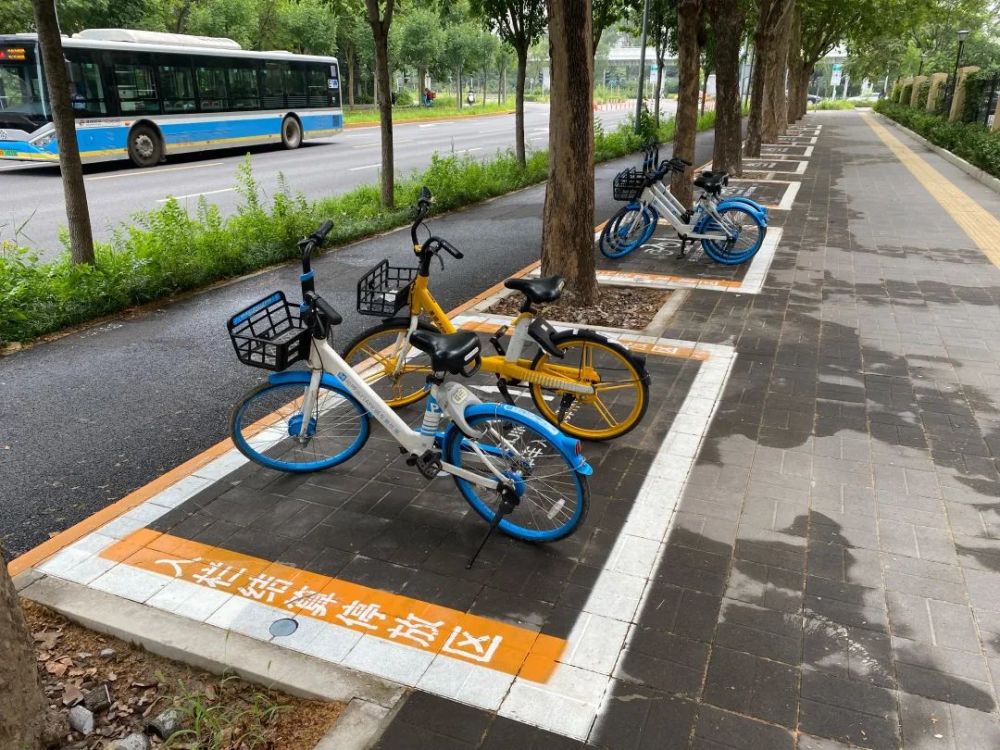 发挥文明引导员和志愿者作用,在城市公共交通站点和自行车停放区等地