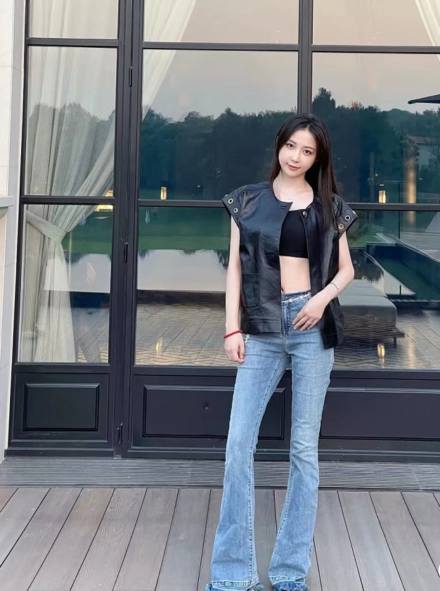 潘玮柏老婆晒时尚穿搭罕穿露脐装秀身材马甲线抢镜十足