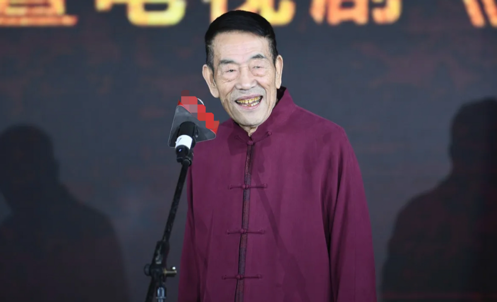 90岁杨少华现身高档聚会!坐c位讲话气场强,身形佝偻面色红润_腾讯新闻