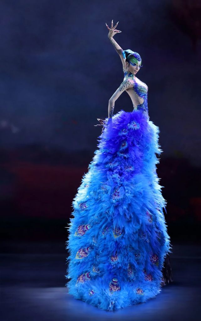 杨丽萍特别出演 《孔雀》再次"展翅" 演绎-腾讯新闻