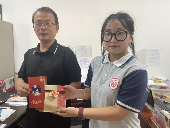 安丰高中团委组织开展强国复兴有我师之恩情意浓中秋主题实践活动