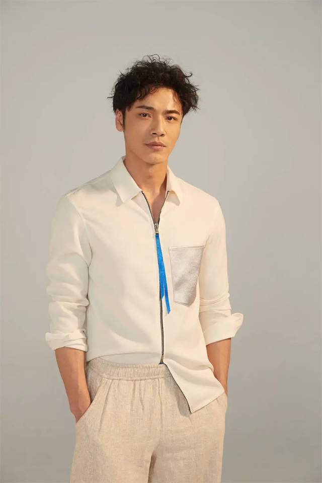 昔日央视主播薛飞:蹉跎半生,归来仍是男神,儿子已成耀眼明星,比王骁更