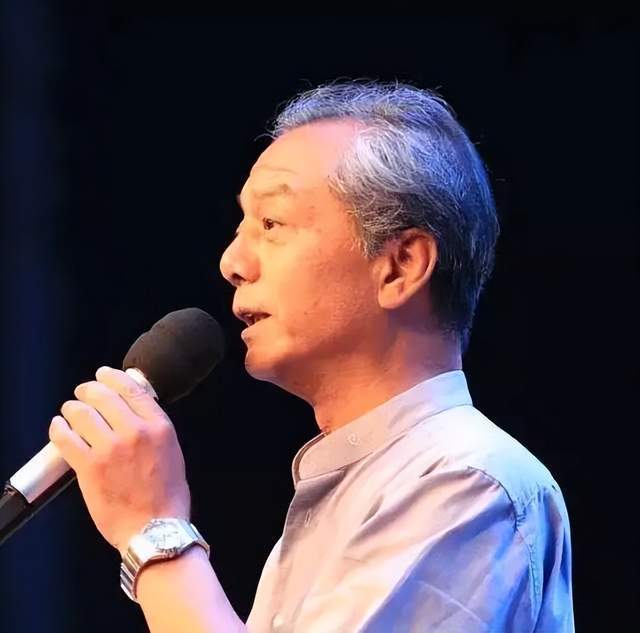 昔日央视主播薛飞:蹉跎半生,归来仍是男神,儿子已成耀眼明星,比王骁更