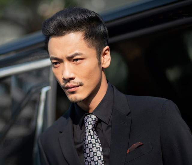 昔日央视主播薛飞:蹉跎半生,归来仍是男神,儿子已成耀眼明星,比王骁更