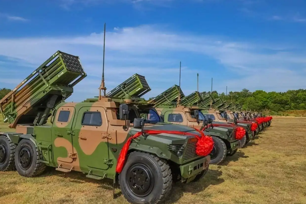 国产猛士三122mm火箭炮列装东部战区有多强能和海马斯一较高低