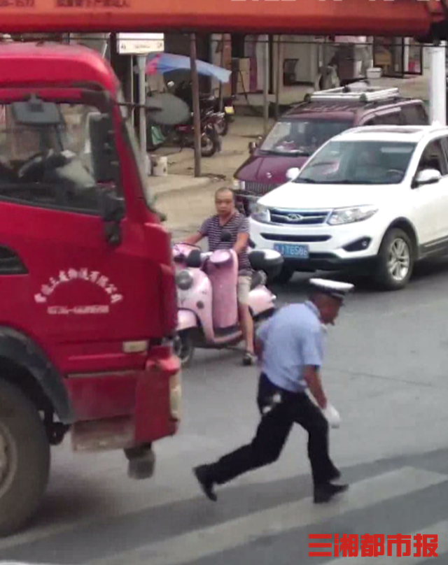 好险！大货车刹车失灵冲入路口，还好交警躲得快腾讯新闻 0218