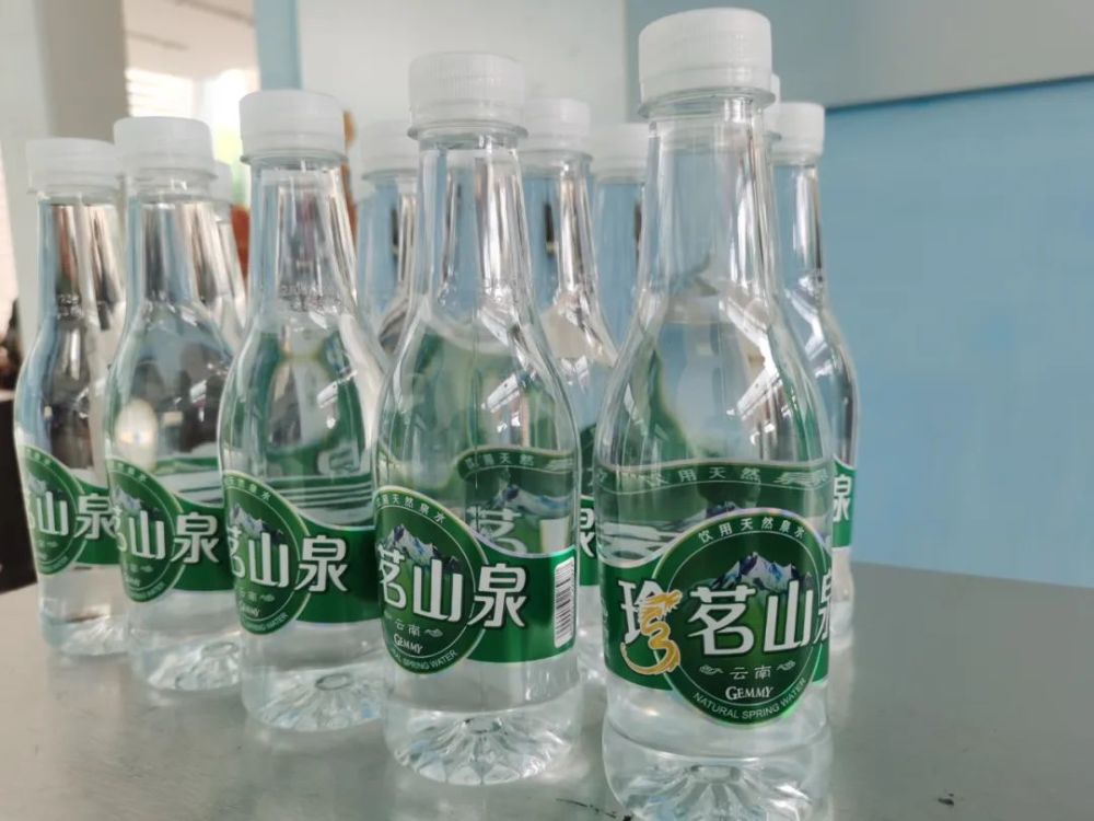 产品包括桶装水和瓶装水在内的矿泉水