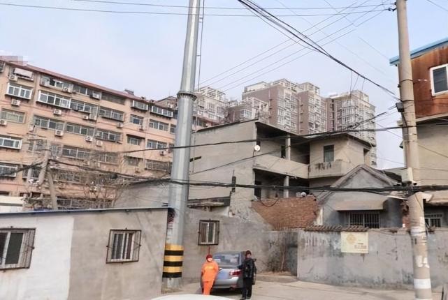 袁柳庄村也曾风光无限过,狭小的街道社区上工作人员掺杂,每每夜里也是