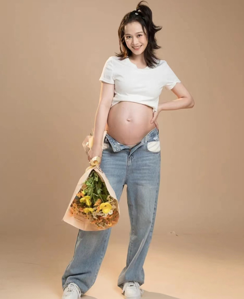 《芳华》女星怀孕7个月拍写真!