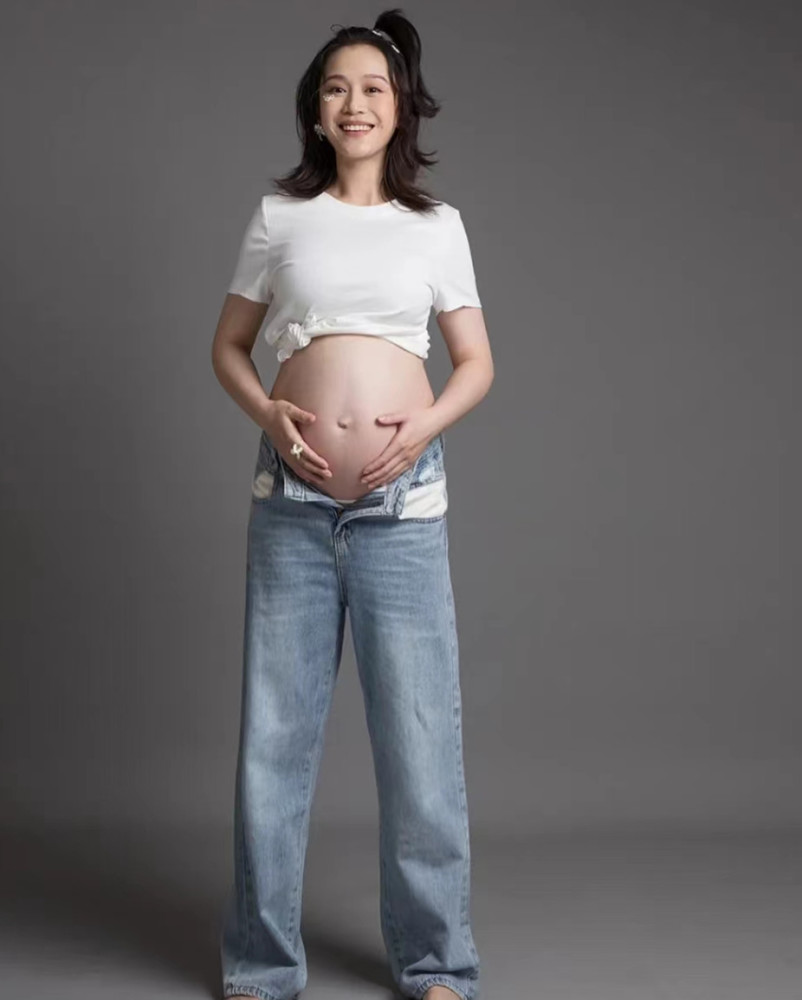 再过几个月,隋源就要当妈了,她心情大好,对着镜头露出灿烂的笑容.