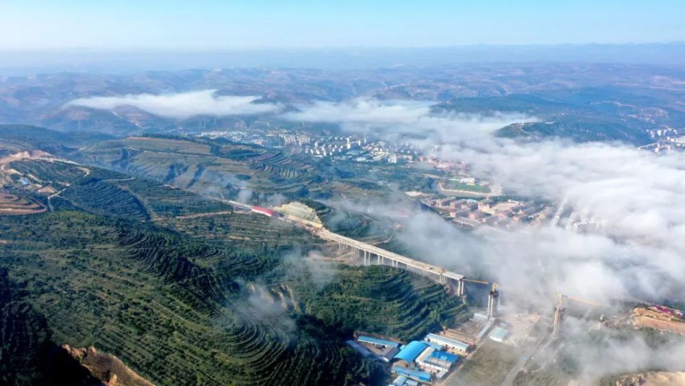 宁夏彭阳:云雾弥漫山峦间_腾讯新闻