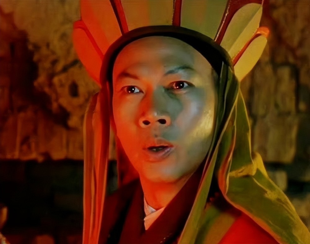 罗家英沉痛哀悼英国女王,在领事馆门口献花致敬,遭全网炮轰谴责插图8