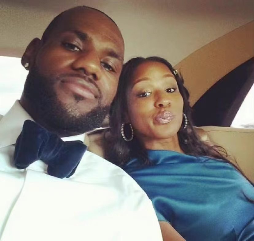 詹姆斯晒合照夸赞詹嫂性感詹皇与爱妻结婚9周年nba的模范夫妻