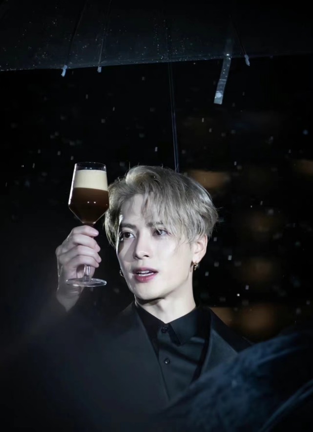 并被扒出王嘉尔每到一个地方都去夜店蹦迪的图片,引起粉丝和路人的