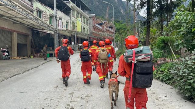 地震發生後,他第一時間帶領前突小隊7人1搜救犬向雅安市石棉縣草科鄉