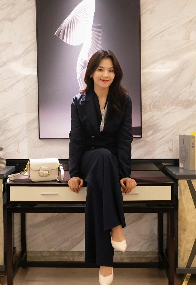 刘涛解锁秋装的时尚穿法,很适合上班的你