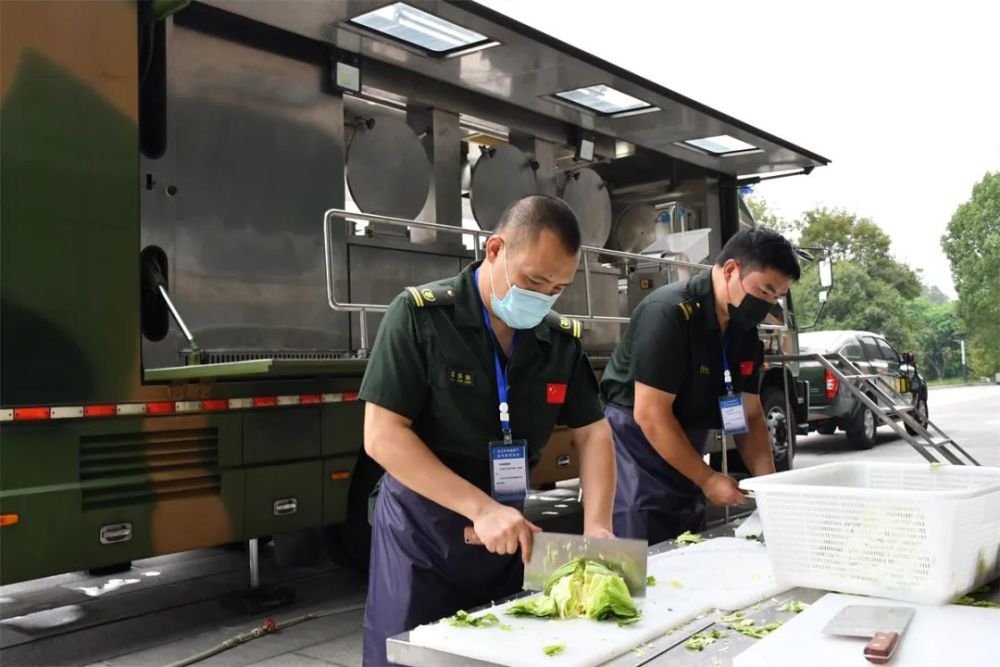 军用野战炊事车进内江,为战疫一线人员供"粮草"——_腾讯新闻